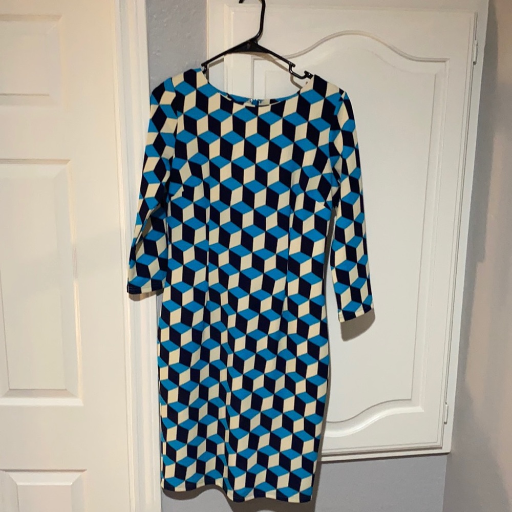 Geometric form fitting three-quarter length sleeve